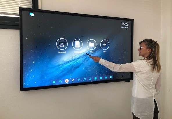 Ecran interactif tactile et tableau blanc pour salle de réunion